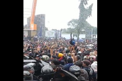 Polisi Tembakkan Gas Air Mata untuk Bubarkan Ribuan Suporter PSIS