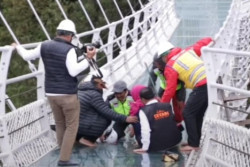 Gubernur Khofifah Jatuh di Jembatan Kaca Bromo, Keamanan Wisata Dipertanyakan