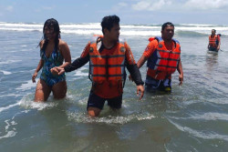 Turis Asal Prancis Terseret Ombak ke Palung Parangtritis