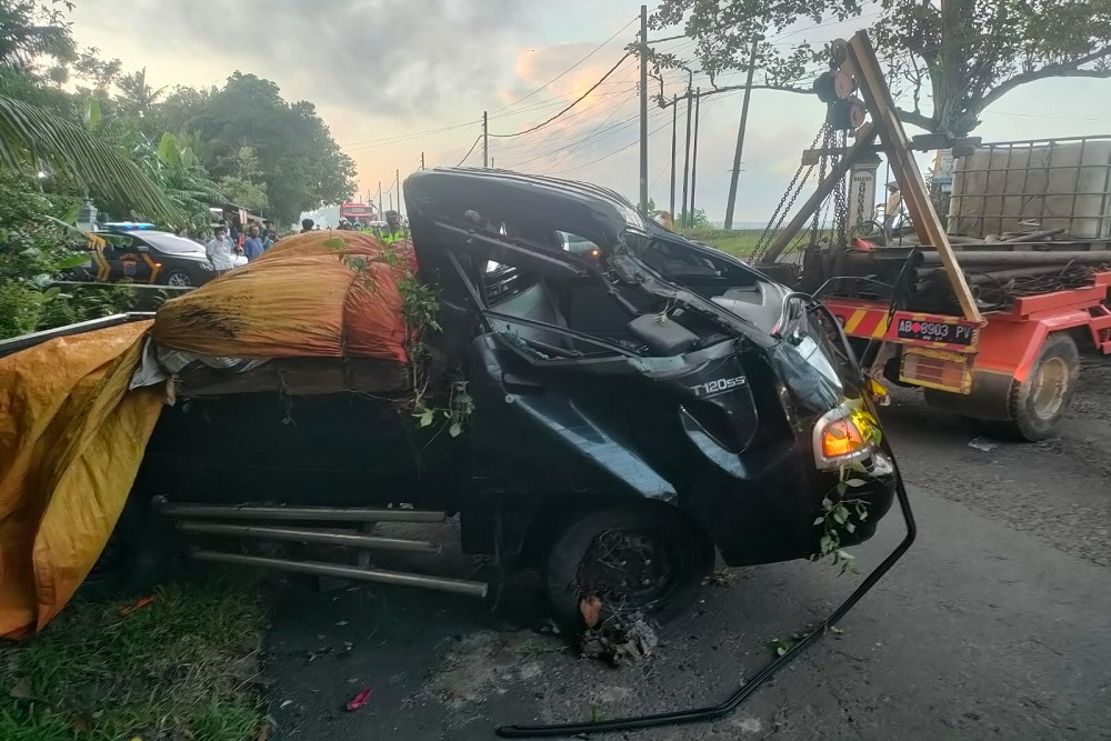 Sopir Mengantuk, Mobil Bak Terguling Ke Parit