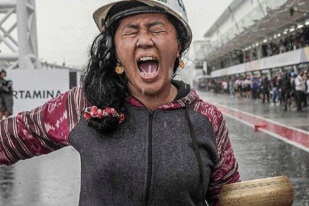 Pamer Gaji Rp1 Miliar, Mbak Rara Pawang Hujan Sukarela Amankan Opening Piala Dunia U-20
