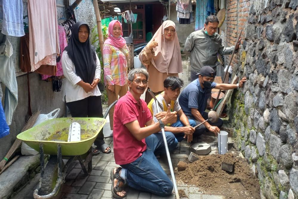 Warga Pakuncen Kelola Sampah Organik dengan Biopori