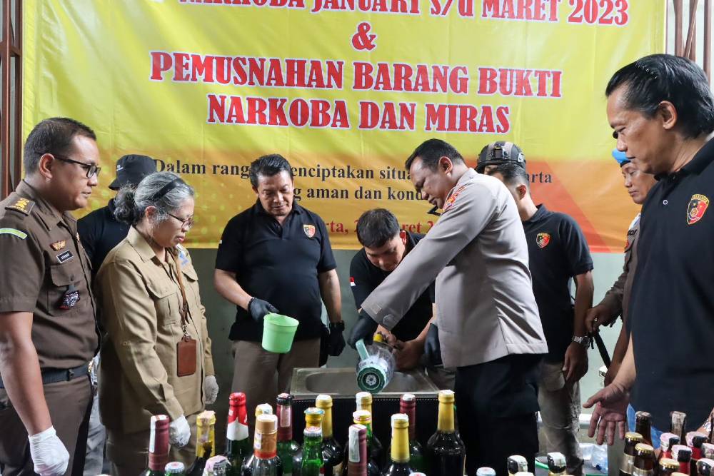 Demi Ramadan yang Kondusif di Jogja, Polresta Musnahkan Ratusan Botol Miras
