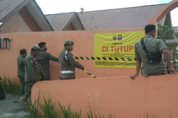 Satpol PP DIY Segel Kafe Pakai Tanah Kas Desa Tanpa Izin di Sleman