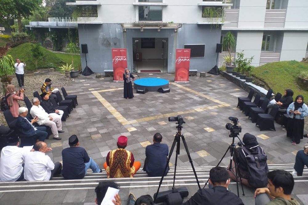 Puluhan Dosen & Mahasiswa UII Ramai-ramai Baca Puisi di Pelataran Kampus