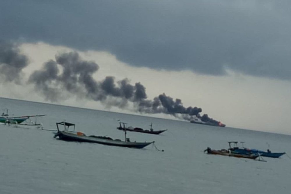 Kapal Pengangkut BBM Pertamina Terbakar, 3 Kru Lompat ke Laut