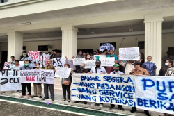 Puluhan Korban PHK di Jogja Bawa Poster ke Pengadilan