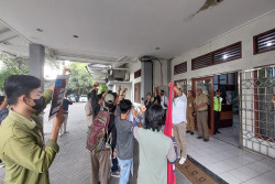 Geruduk Kantor Disnakertrans DIY, Buruh Tolak Pengesahan UU Cipta Kerja