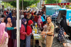 Wuih! Dalam Sekejap, 10 Ton Sembako Ludes saat Pasar Murah