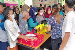 Ratusan Warga Sleman Serbu Pasar  Murah