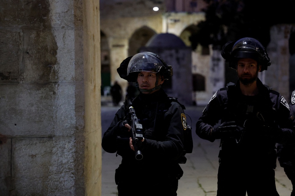 Polisi Israel Serang Jemaah Al-Aqsa, Gaza Luncurkan Roket