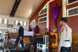 Penjinak Bom Polda DIY Mensterilkan Gereja di Kulonprogo