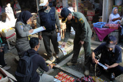 Razia Pasar di Kulonprogo, Satpol PP Temukan Puluhan Makanan dan Minuman Kemasan Kedaluwarsa