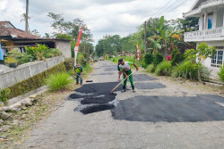 Warga Swadaya Perbaiki Jalan Rusak di Jalur Evakuasi Merapi, Begini Tanggapan Pemkab Sleman