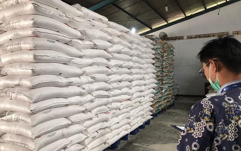 Duh, Stok Beras Pemerintah di Gudang Bulog Kian Menipis