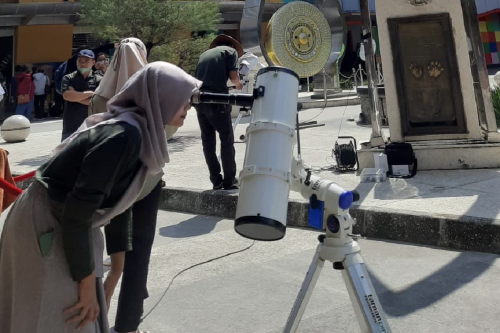 Warga Datangi Taman Pintar demi Lihat Gerhana Matahari Siang Tadi