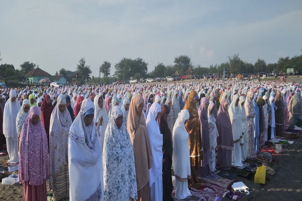 Ribuan Warga Muhammadiyah Ikuti Salat Id di Gumuk Pasir