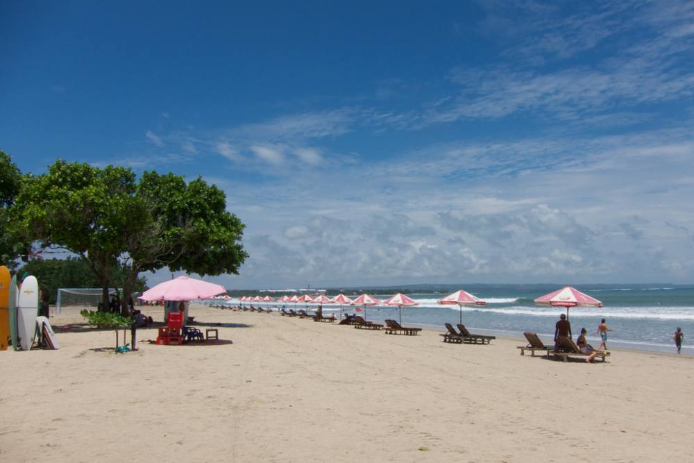 Waspada Gelombang Tinggi, Wisatawan Diminta Tak Berenang di Pantai Jawa