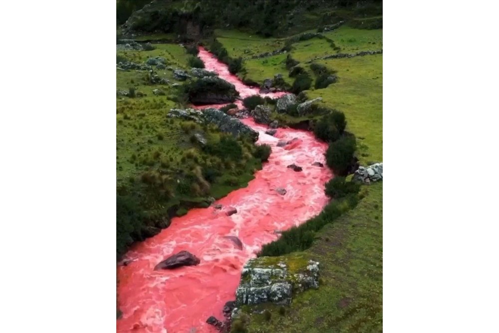 Fenomena Alam Tidak Biasa, Ada Sungai dengan Aliran Air Berwarna Merah Darah
