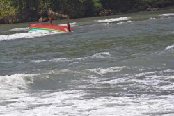 Perahu Terbalik di Pangandaran Tewaskan 1 Wisatawan, Ini Kronologinya
