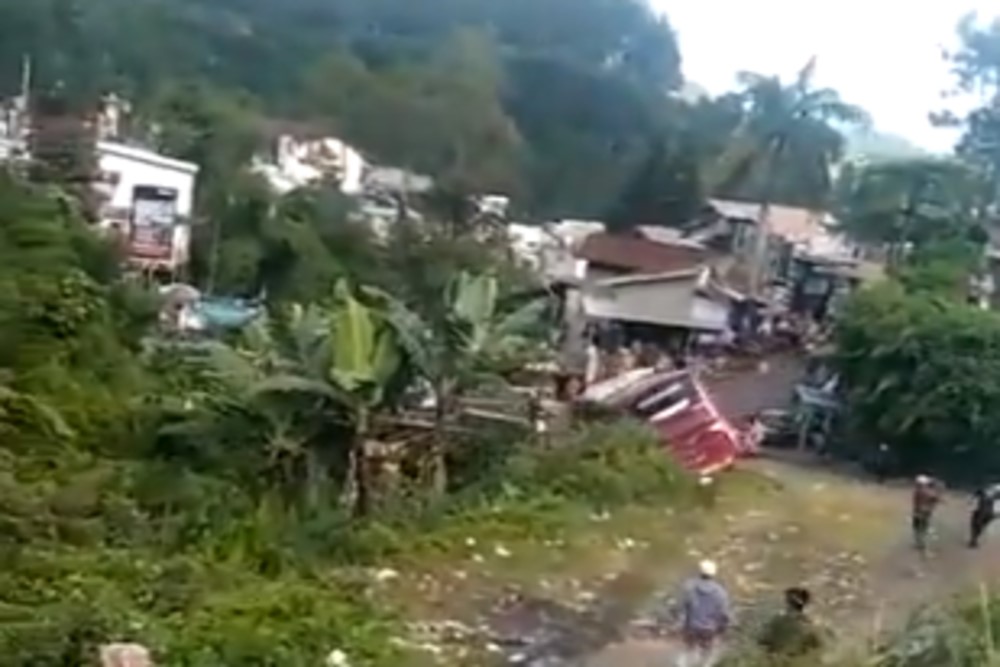 Video Detik-detik Bus Masuk Jurang di Tegal, Masyarakat Teriak Histeris