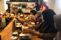 Lokakarya Pembuatan Kalung Jilbab Rangkul para Perempuan Milenial