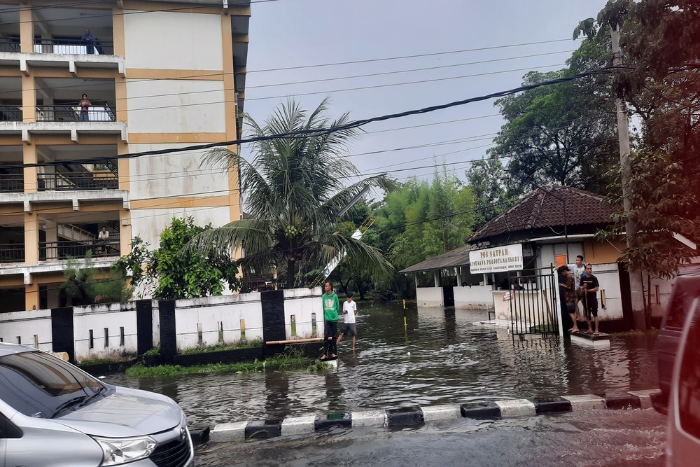 Ring Road Selatan Kebanjiran saat Hujan Deras, Ditemukan Sampah Mebel di Saluran Drainase