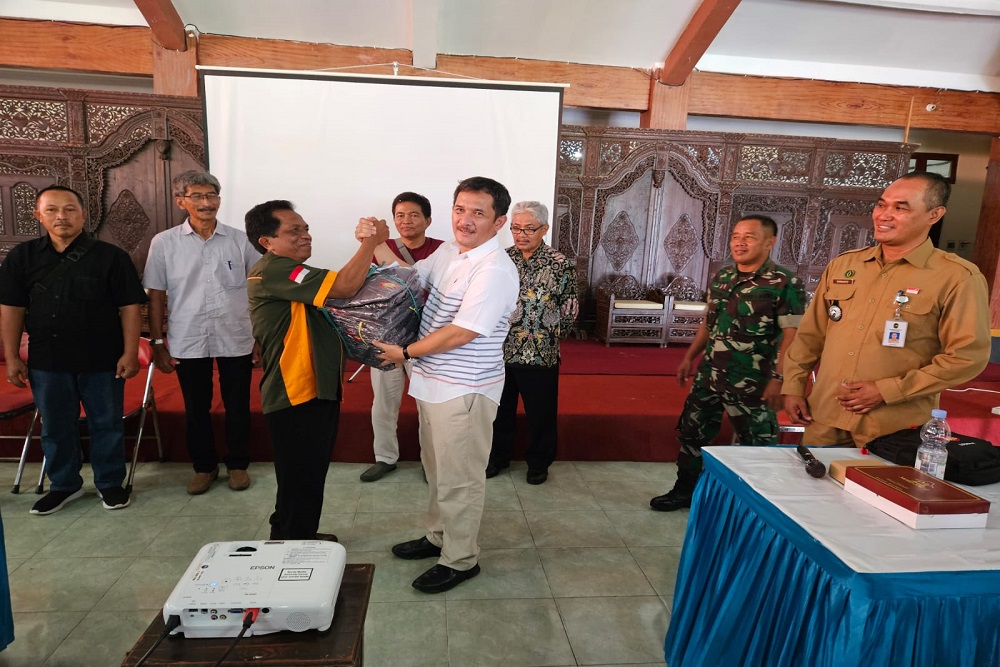 Ketua Komisi A DPRD DIY Bagikan 1400 Rompi Bagi Jaga Warga di Kota Jogja
