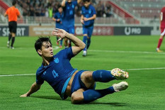 Kalah dari Indonesia, Bek Timnas Thailand U-22 Jonathan Khemdee Buang Medali Perak dan Boneka SEA Games 2023