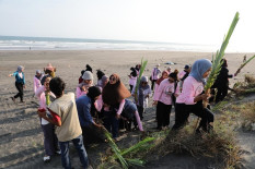 Perempuan Milenial Pendukung Ganjar ke Pelangi Tanami Pandan Laut