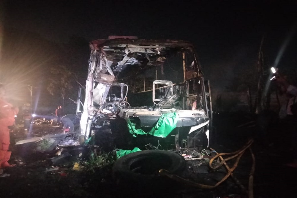 Foto-foto Upaya Pemadaman saat Kebakaran Garasi Bus Maju Lancar