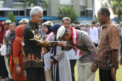 Lulusan Terbaik SMKN Jawa Tengah Dilepas Ganjar Pranowo