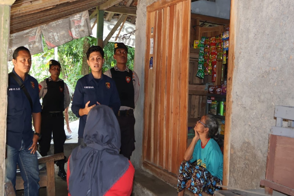 Cegah Kejahatan Jalanan, Polisi Patroli ke Warung-Warung