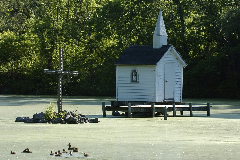 Gereja Terkecil di Dunia, Lokasinya Unik Ada di Tengah Kolam