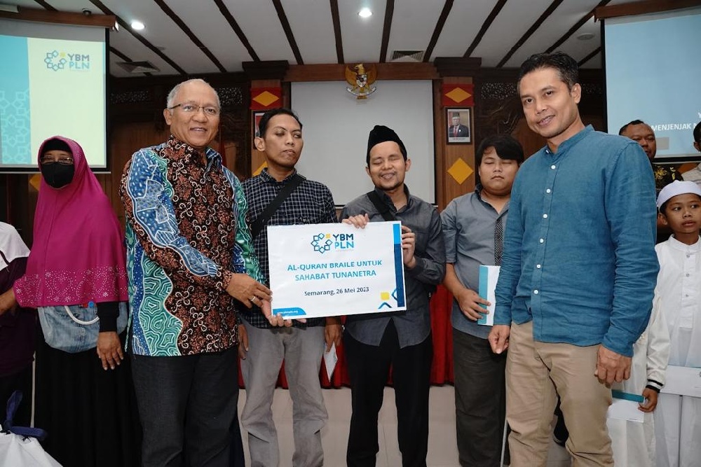 Gandeng Pesantren Difabel Pertama di Semarang, PLN Salurkan Alquran Braille dan Beri Santunan