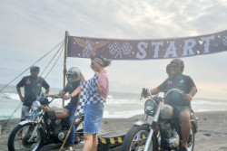 Ratusan Motor Klasik Adu Cepat di Trek Pasir Pantai Cangkring Bantul