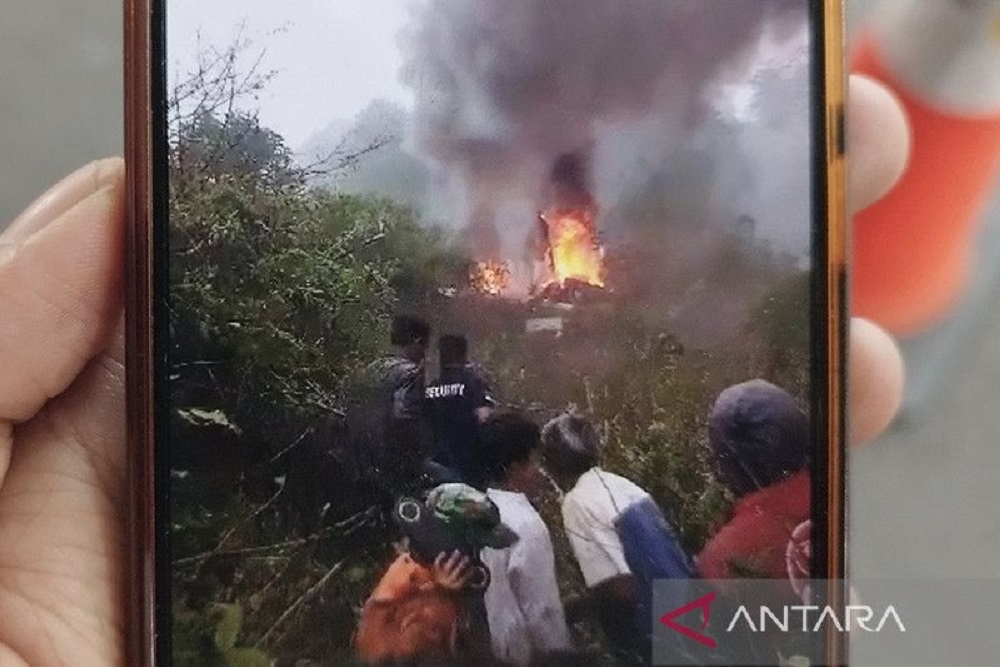 Pesawat Jatuh di Kebuh Teh Berjenis Helikopter