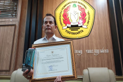 UPN Veteran Jogja Raih Anugerah Merdeka Belajar Pengelola Program KIP Terbaik