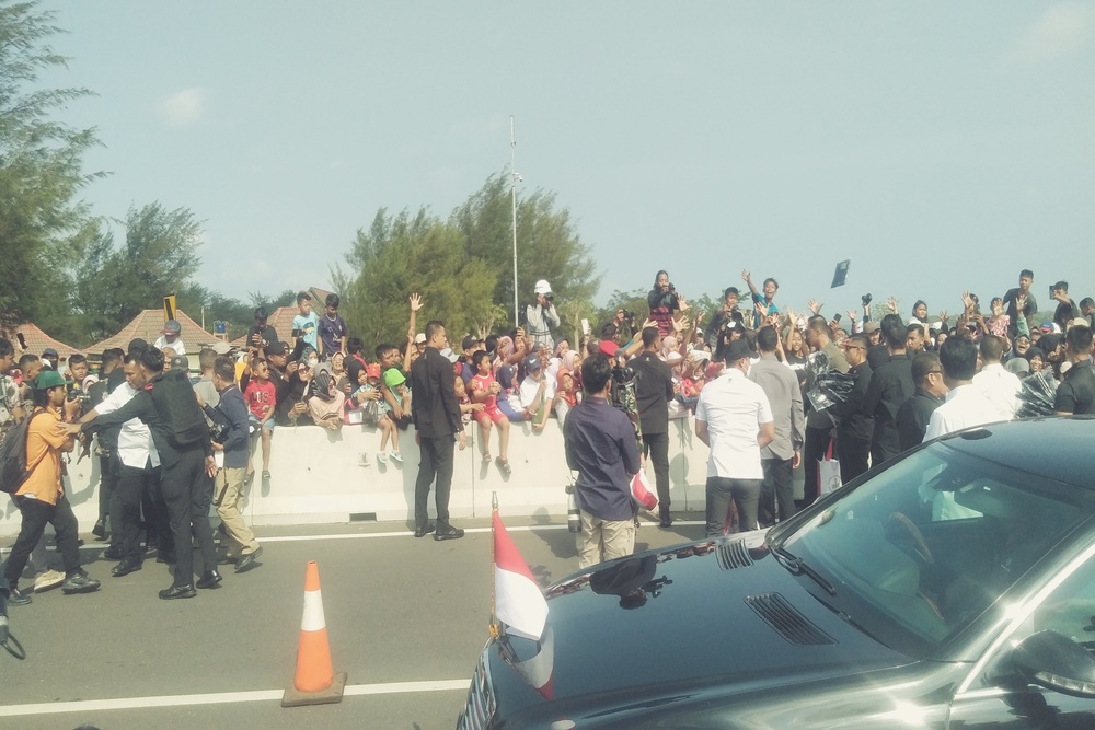 Warga Berebut Sembako dan Kaus dari Jokowi Usai Peresmian Jembatan Kretek 2