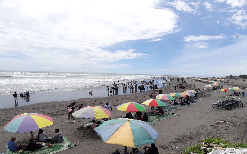 Wisata Jogja, Cuti Bersama Waisak Turis Memadati Pantai Parangtritis