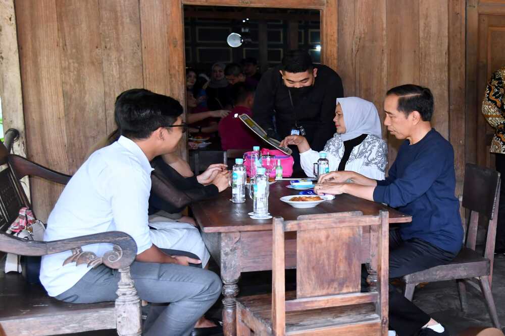 Komentar Jokowi Setelah Jajal Telur Krispi Kopi Klotok: Enak Sekali
