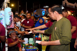 Jokowi Diserbu Wisatawan Saat Jalan Kaki Menyusuri Kawasan Malioboro