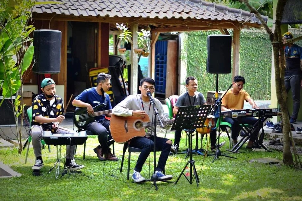 Lirik dan Terjemahan lagu Nemen Gildcoustic, Dipopulerkan Happy Asmara