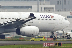 Tabrakan Pesawat Eva Air dan Thai Airways, Sayap Patah