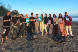 Gelar Aksi Bersih Pantai, Mahasiswa Temukan Banyak Sampah Plastik