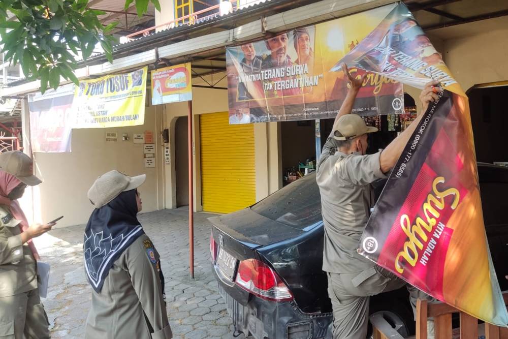 Demi Predikat KLA, Satpol PP Bantul Turunkan Spanduk dan Tutupi Baliho Iklan Produk Rokok