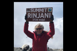 Keren, Nenek 71 Tahun Pensiuan ASN Sukses Mendaki Gunung Rinjani