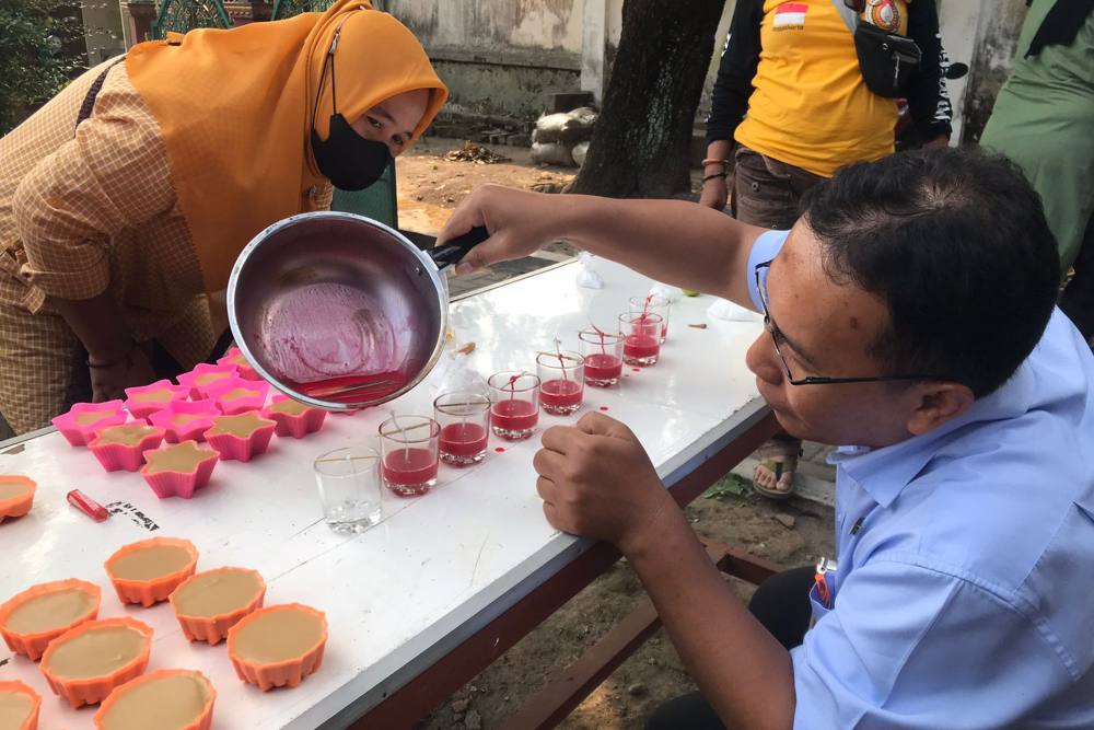 Keren dan Unik! Warga Pakuncen Dilatih Bikin Suvenir Cantik dari Limbah Minyak Jelantah