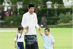 Menikmati Libur Iduladha, Presiden Jokowi Bermain Bersama Cucu di Jogja