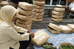 Iduladha Tanpa Plastik, Kelurahan Wirogunan Pakai Besek untuk Bungkus Daging Kurban